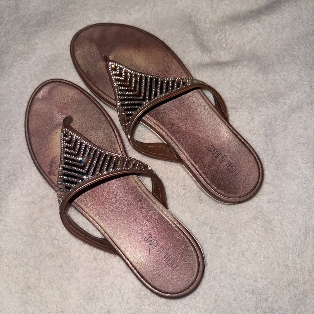 Brown Leather Thong Sandals with Geometric Strap